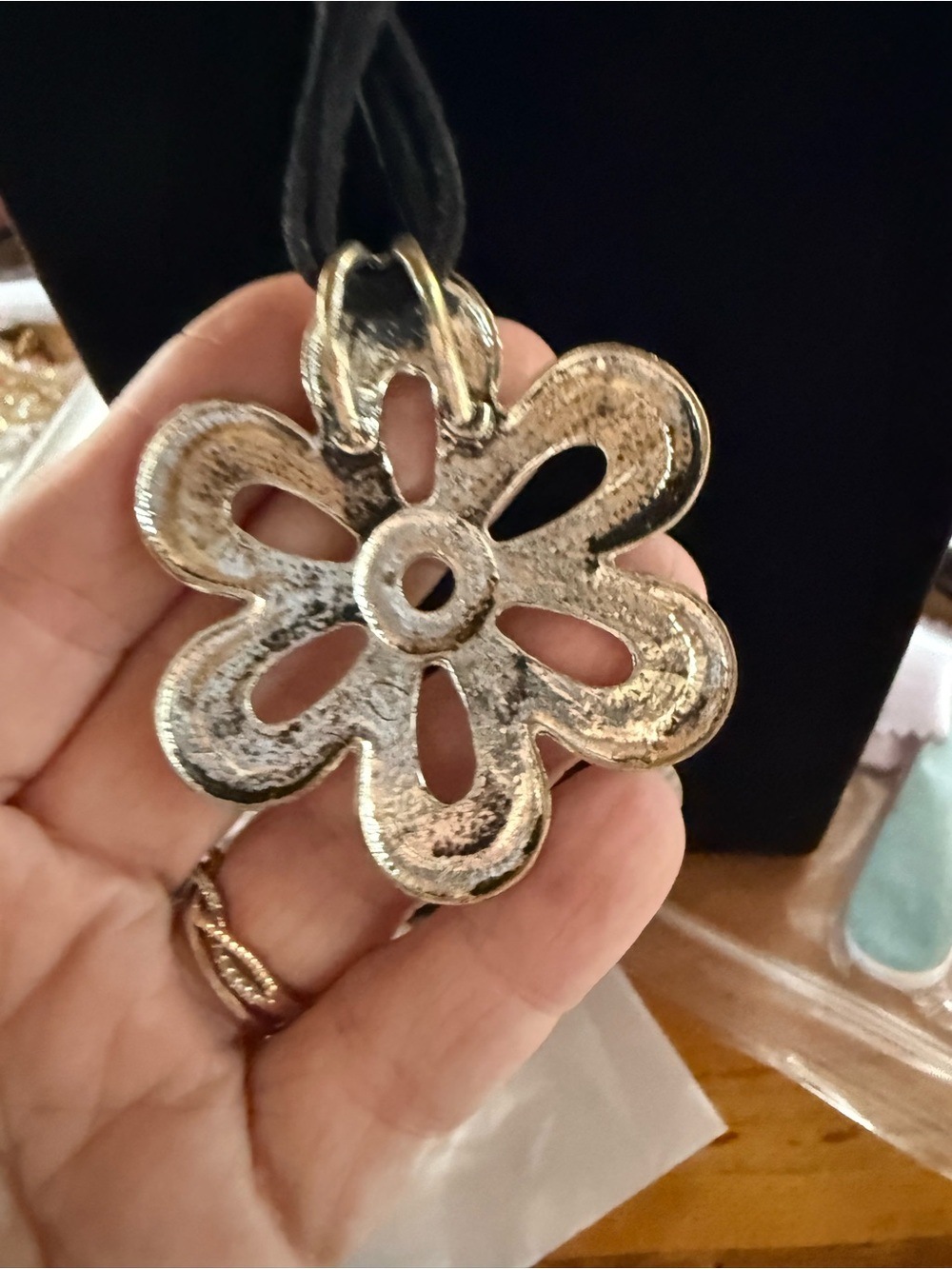 Vintage-Inspired silver tone Flower Pendant Necklace - Women - Picture 3 of 4